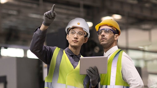 Shell Lubricant Expert helping a facility manager optimise operations