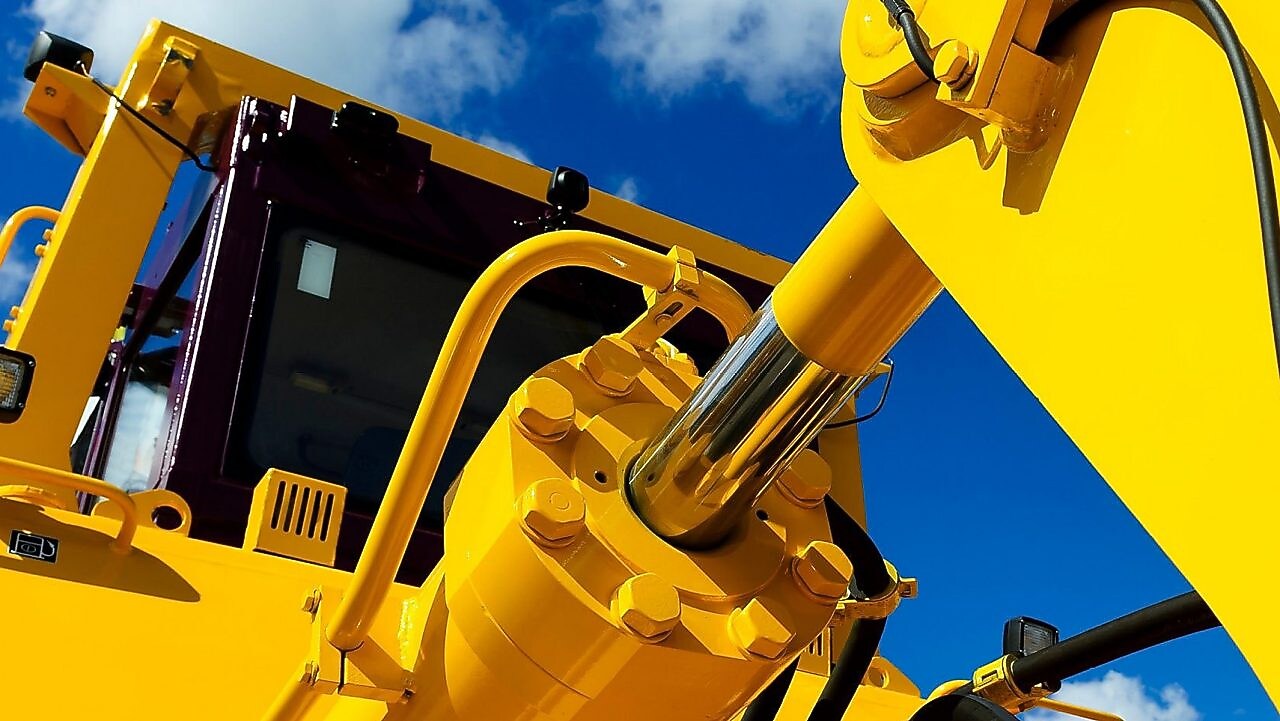 Close up on the hydraulic system of an excavator