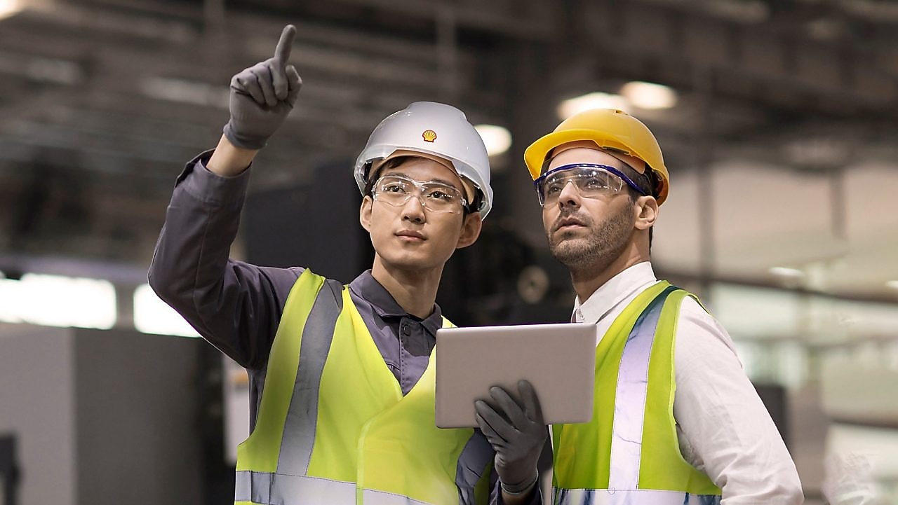 Shell Lubricant Expert helping a facility manager optimise operations